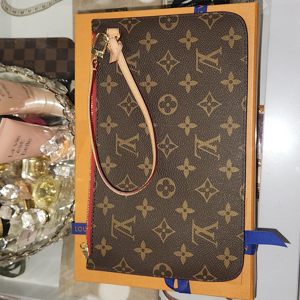 Brand New Louis Vuitton Neverfull MM Pochette.